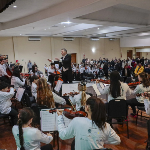 Integrantes da Orquestra Jovem de Gramado mostram seu repertório ao público em Serenata de Natal