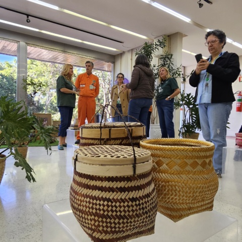 IECAM celebra Mês dos Povos Indígenas com exposição Guarani na Refap, em Canoas