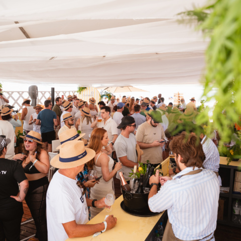 Ownerinc em mood beach club no Paleta Atlântida 26 com estrelas da gastronomia e do vinho
