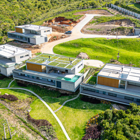 Casas que conversam com o horizonte em uma mesma essência