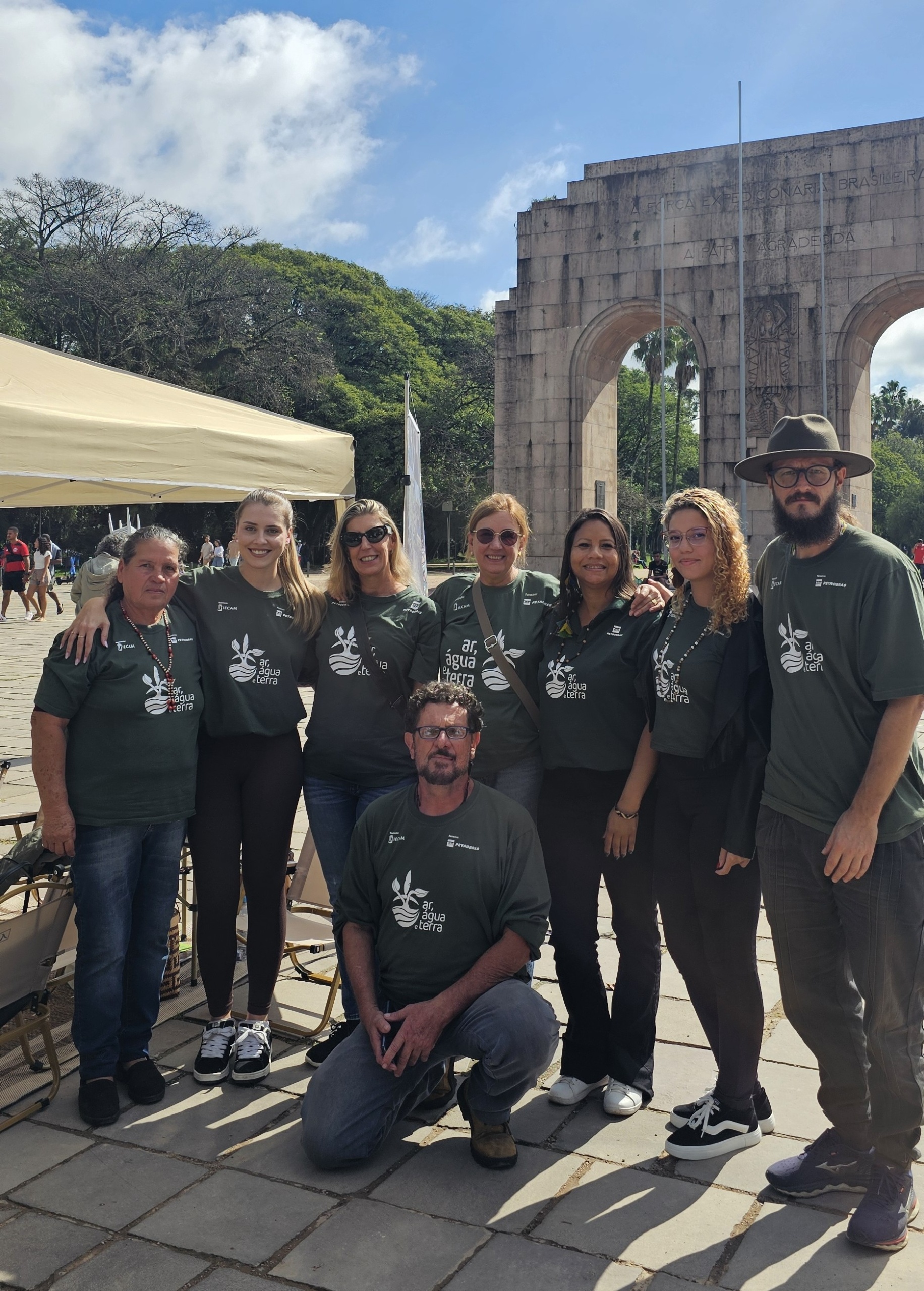 Guarani Alzira e equipe técnica do IECAM reunidos em frente ao Monumento ao Expedicionário.