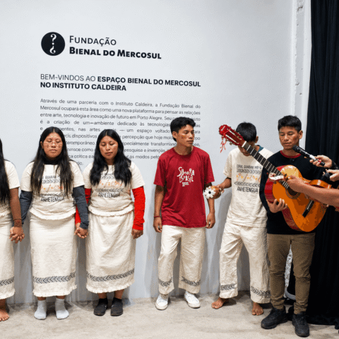 Fogo e memória marcam nova temporada da Galeria da Bienal